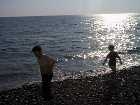 英国ーDEVONの海辺で戯れる子供達